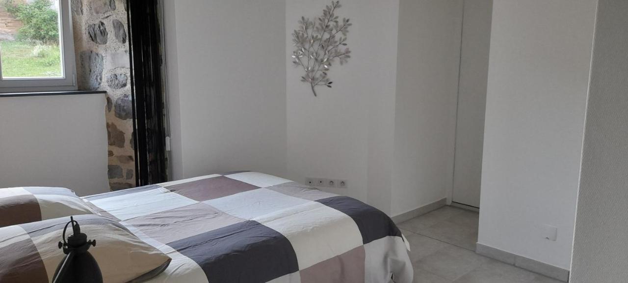 Chez Nave Au Pied Du Meygal Apartamento